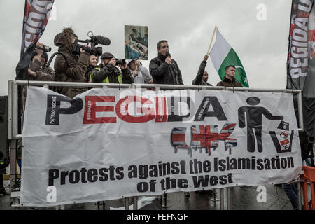 Birmingham, Regno Unito. Il 6 febbraio, 2016. Paolo Weston il leader dell'PEGIDA UK anti-islamico movimento di protesta che parla Credito: Guy Corbishley/Alamy Live News Foto Stock