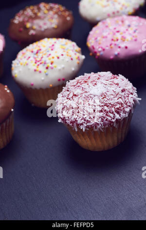 Tortine su un nero ardesia con spazio per il testo Foto Stock