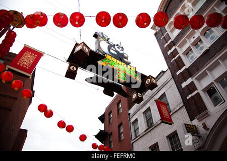 Londra, Regno Unito. Il 6 febbraio, 2016. Chinatown nel quadrato di Leicester tutti impostati per le celebrazioni del nuovo anno cinese 2016. Chinatown nel quartiere di Soho a Londra è decorata con colorate lanterne cinesi. "L'Anno della Scimmia' inizia lunedì 8 febbraio. Il nuovo anno cinese partito a Londra è la festa più grande al di fuori di Aisa. Credito: Dinendra Haria/Alamy Live News Foto Stock