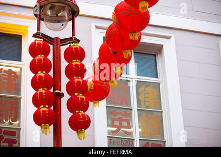 Londra, Regno Unito. Il 6 febbraio, 2016. Chinatown nel quadrato di Leicester tutti impostati per le celebrazioni del nuovo anno cinese 2016. Chinatown nel quartiere di Soho a Londra è decorata con colorate lanterne cinesi. "L'Anno della Scimmia' inizia lunedì 8 febbraio. Il nuovo anno cinese partito a Londra è la festa più grande al di fuori di Aisa. Credito: Dinendra Haria/Alamy Live News Foto Stock