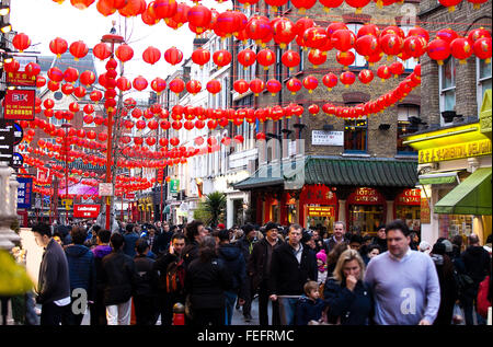 Londra, Regno Unito. Il 6 febbraio, 2016. Chinatown nel quadrato di Leicester tutti impostati per le celebrazioni del nuovo anno cinese 2016. Chinatown nel quartiere di Soho a Londra è decorata con colorate lanterne cinesi. "L'Anno della Scimmia' inizia lunedì 8 febbraio. Il nuovo anno cinese partito a Londra è la festa più grande al di fuori di Aisa. Credito: Dinendra Haria/Alamy Live News Foto Stock