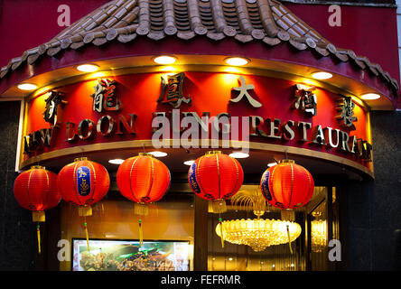Londra, Regno Unito. Il 6 febbraio, 2016. Chinatown nel quadrato di Leicester tutti impostati per le celebrazioni del nuovo anno cinese 2016. Chinatown nel quartiere di Soho a Londra è decorata con colorate lanterne cinesi. "L'Anno della Scimmia' inizia lunedì 8 febbraio. Il nuovo anno cinese partito a Londra è la festa più grande al di fuori di Aisa. Credito: Dinendra Haria/Alamy Live News Foto Stock