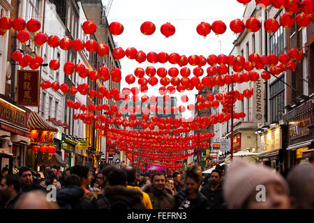 Londra, Regno Unito. Il 6 febbraio, 2016. Chinatown nel quadrato di Leicester tutti impostati per le celebrazioni del nuovo anno cinese 2016. Chinatown nel quartiere di Soho a Londra è decorata con colorate lanterne cinesi. "L'Anno della Scimmia' inizia lunedì 8 febbraio. Il nuovo anno cinese partito a Londra è la festa più grande al di fuori di Aisa. Credito: Dinendra Haria/Alamy Live News Foto Stock