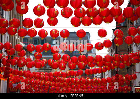 Londra, Regno Unito. Il 6 febbraio, 2016. Chinatown nel quadrato di Leicester tutti impostati per le celebrazioni del nuovo anno cinese 2016. Chinatown nel quartiere di Soho a Londra è decorata con colorate lanterne cinesi. "L'Anno della Scimmia' inizia lunedì 8 febbraio. Il nuovo anno cinese partito a Londra è la festa più grande al di fuori di Aisa. Credito: Dinendra Haria/Alamy Live News Foto Stock