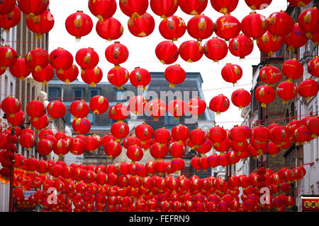 Londra, Regno Unito. Il 6 febbraio, 2016. Chinatown nel quadrato di Leicester tutti impostati per le celebrazioni del nuovo anno cinese 2016. Chinatown nel quartiere di Soho a Londra è decorata con colorate lanterne cinesi. "L'Anno della Scimmia' inizia lunedì 8 febbraio. Il nuovo anno cinese partito a Londra è la festa più grande al di fuori di Aisa. Credito: Dinendra Haria/Alamy Live News Foto Stock