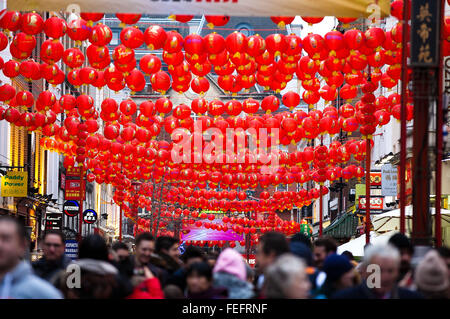 Londra, Regno Unito. Il 6 febbraio, 2016. Chinatown nel quadrato di Leicester tutti impostati per le celebrazioni del nuovo anno cinese 2016. Chinatown nel quartiere di Soho a Londra è decorata con colorate lanterne cinesi. "L'Anno della Scimmia' inizia lunedì 8 febbraio. Il nuovo anno cinese partito a Londra è la festa più grande al di fuori di Aisa. Credito: Dinendra Haria/Alamy Live News Foto Stock