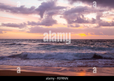 Sydney, Australia. 07 feb 2016. Sunrise over Bilgola spiaggia di roccia e piscina sul nord di Sydney, Nuovo Galles del Sud, Australia Credit: modello10/Alamy Live News Foto Stock