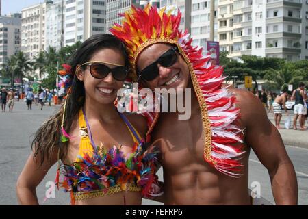 Rio de Janeiro, Brasile, 6 febbraio, 2016. I partecipanti di 'bloco da Favorita', un carnevale street parte del gruppo, sfilano in Copacabana. La sua scaletta è composta essenzialmente di musica funk. Credito: Maria Adelaide Silva/Alamy Live News Foto Stock