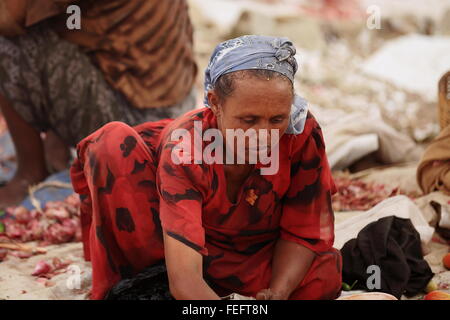 SENBETE, ETIOPIA-marzo 24: donna del popolo oromo nel suo stallo del mercato di domenica dove il oromo-amhara-lontano i popoli incontrano Foto Stock