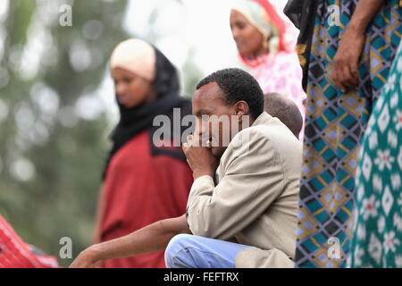 SENBETE, ETIOPIA-marzo 24, 2013: lontano l uomo parla al telefono mentre frequentano domenica mercato dove la oromos-amharas-Afar si incontrano. Foto Stock