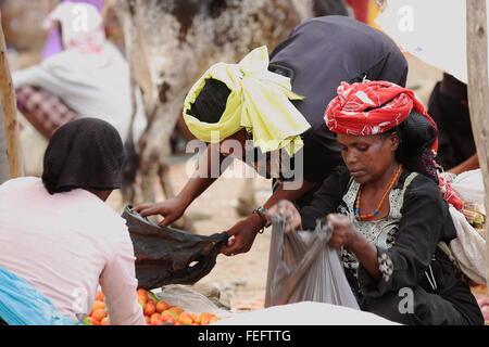 SENBETE, ETIOPIA-marzo 24: donne locali di fare business nel mercato di domenica dove il oromo-amhara-lontano i popoli incontrano il 24 marzo. Foto Stock