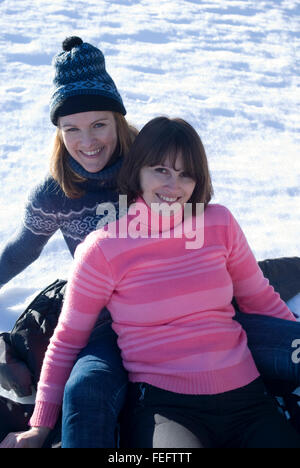 Felice giovani donne godendo di inverno Foto Stock