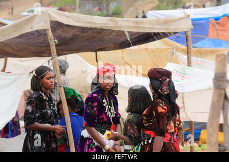 SENBETE, ETIOPIA-marzo 24: donne locali impostare le bancarelle del mercato di domenica dove il oromos-amharas-afar soddisfare il 24 marzo Foto Stock