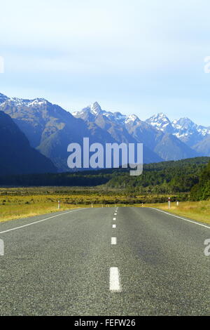 La Te Anau - Milford Hwy dirigendosi verso le Alpi del Sud vicino a Te Anau, Fiordland, Nuova Zelanda. Foto Stock