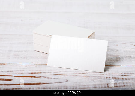Bianca spessa carta cotone business card mock up su vintage ponte di legno Foto Stock