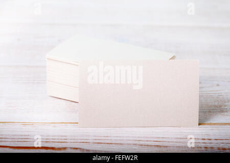 Bianca spessa carta cotone business card mock up su vintage ponte di legno  Foto stock - Alamy