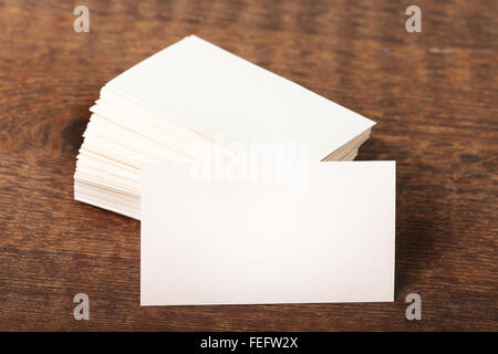 Bianca spessa carta cotone business card mock up su vintage ponte di legno Foto Stock
