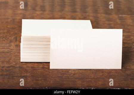 Bianca spessa carta cotone business card mock up su vintage ponte di legno Foto Stock