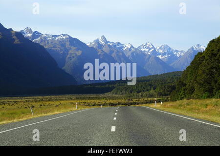 La Te Anau - Milford Hwy dirigendosi verso le Alpi del Sud vicino a Te Anau, Fiordland, Nuova Zelanda. Foto Stock