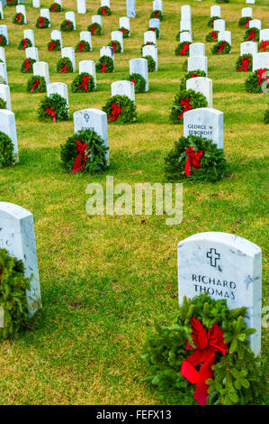 In scena a Sitka Cimitero Nazionale con ghirlande e nastri durante la stagione di vacanza. Foto Stock