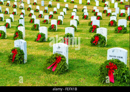 In scena a Sitka Cimitero Nazionale con ghirlande e nastri durante la stagione di vacanza. Foto Stock