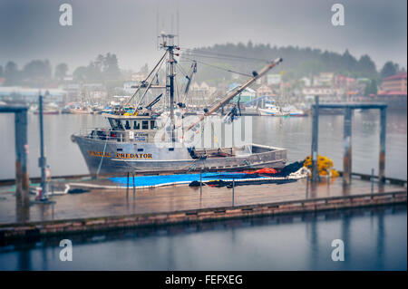 Borsetta, Pacific Predator ha legato alla piattaforma di lavoro nel porto di Sitka a Sitka, Alaska, Stati Uniti. Foto Stock