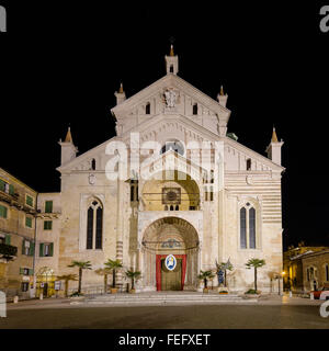 Vista notturna della facciata di Santa Maria Matricolare, la cattedrale di Verona. Foto Stock