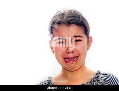 Bambina piangere con lacrime di laminazione le sue guance isolato su bianco Foto Stock
