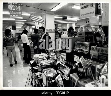 1981 - American merci esposte come una fiera in il Grande Magazzino Daimaru a Kobe in Giappone. In primo piano, General Electric e altri apparecchi e nella parte posteriore American le bevande alcoliche sono esposte. © Keystone Pictures USA/ZUMAPRESS.com/Alamy Live News Foto Stock