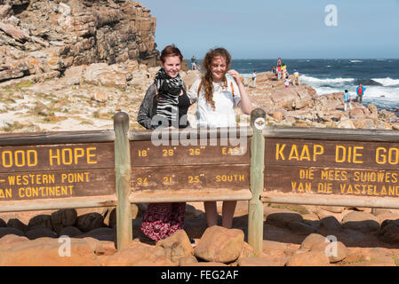 Turista femminile dal Capo di Buona Speranza segno, Cape Peninsula, città di Cape Town, Provincia del Capo occidentale, Repubblica del Sud Africa Foto Stock