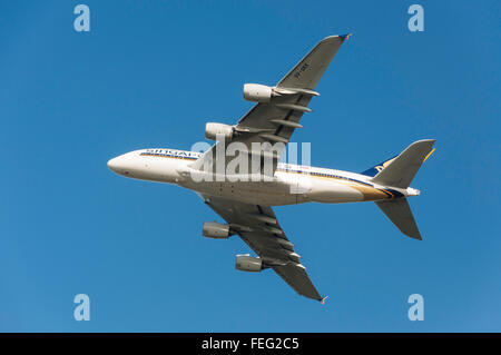 Singapore Airlines Airbus A380 il decollo dall'aeroporto di Heathrow. London Borough of Hounslow, London, England, Regno Unito Foto Stock