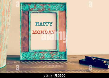 Effetto retrò e tonico immagine di un vintage photo frame con preventivo motivazionale accanto alla penna di fontana e il portatile Foto Stock