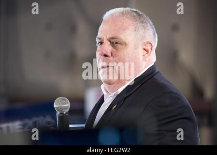 Bedford, N.H, STATI UNITI D'AMERICA. 6 febbraio, 2016. Il Governatore del Maryland LARRY HOGAN appoggia candidato presidenziale repubblicano e N.J. governatore CHRIS CHRISTIE in un rally in Bedford, N.H. © Evan Sayles/ZUMA filo/Alamy Live News Foto Stock