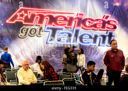 Los Angeles, California, USA. 06 feb 2016. I concorrenti prendere un selfie presso il Los Angeles audizioni per la undicesima stagione della NBC hit show, America's Got Talent. © Brian Cahn/ZUMA filo/Alamy Live News Foto Stock