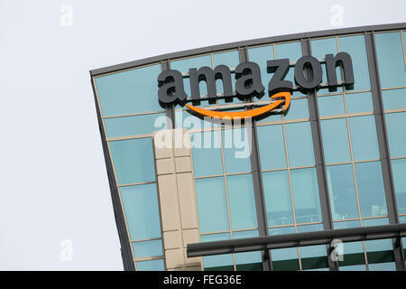 Un segno del logo al di fuori di una struttura occupata da Amazon.com a Sunnyvale, in California, il 24 gennaio 2016. Foto Stock