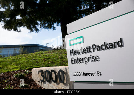 Un logo segno al di fuori della sede di Hewlett Packard Enterprise a Palo Alto, in California, il 24 gennaio 2016. Foto Stock