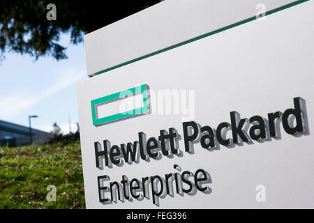 Un logo segno al di fuori della sede di Hewlett Packard Enterprise a Palo Alto, in California, il 24 gennaio 2016. Foto Stock
