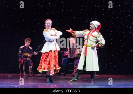 Russo ballerini folk di eseguire nella pacifica Theatre, Royal Caribbean la brillantezza dei mari la nave di crociera, Mare del Nord Europa Foto Stock