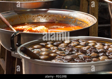 Thai street food per la vendita su uno stallo a Bangkok in Tailandia Foto Stock