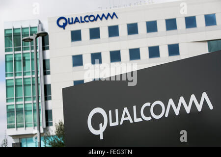 Un segno del logo al di fuori di una struttura occupata da Qualcomm a San Diego, la California il 30 gennaio 2016. Foto Stock
