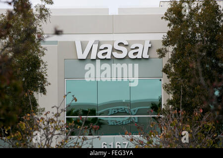 Un logo segno al di fuori della sede di ViaSat Inc., a Carlsbad, in California, il 30 gennaio 2016. Foto Stock