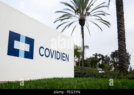 Un segno del logo al di fuori di una struttura occupata da Covidien a Carlsbad, in California, il 30 gennaio 2016.