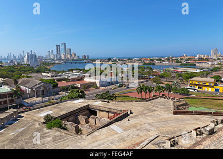 Una vista sulla storica e moderna da Cartagena San Filipe de Barajas Castello, Colombia. Foto Stock