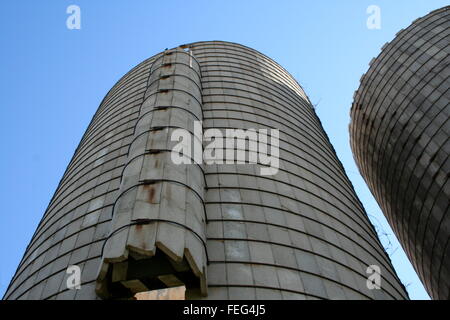 Due vecchi silos contro il cielo Foto Stock