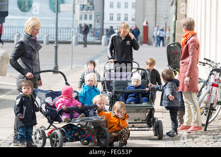 Bambini con gruppo di bambini, Piazza del Palazzo reale, Copenaghen (Kobenhavn), Regno di Danimarca Foto Stock