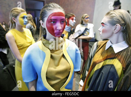 Kiev, Ucraina. 06 feb 2016. Supporto modelli backstage durante la Mercedes-Benz Kiev Moda giorni.L'evento presenta collezioni Autunno-Inverno da ucraini e designers internazionali. © Vasyl Shevchenko/Pacific Press/Alamy Live News Foto Stock