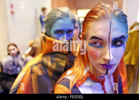 Kiev, Ucraina. 06 feb 2016. Supporto modelli backstage durante la Mercedes-Benz Kiev Moda giorni.L'evento presenta collezioni Autunno-Inverno da ucraini e designers internazionali. © Vasyl Shevchenko/Pacific Press/Alamy Live News Foto Stock