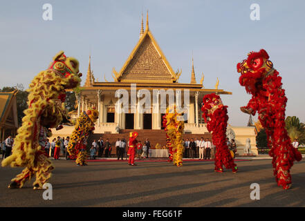 Phnom Penh Cambogia. 7 febbraio, 2016. Attori eseguire Lion dance presso il Palazzo Reale di Phnom Penh, Cambogia, Febbraio 7, 2016. Lion e dragon balli sono stati eseguiti in Cambogia la domenica per celebrare l'imminente nuovo anno lunare cinese o Festival di Primavera, che cade di lunedì. Credito: Sovannara/Xinhua/Alamy Live News Foto Stock