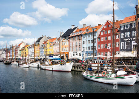 Barche a vela e ristoranti sul lungomare del 17 ° secolo, Nyhaven Canal, Copenaghen (Kobenhavn), Regno di Danimarca Foto Stock