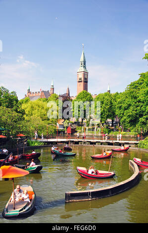 Lago Dragon Boat, Giardini di Tivoli, Copenhagen (Kobenhavn), Regno di Danimarca Foto Stock